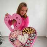 Величезне серце зі смаколиками