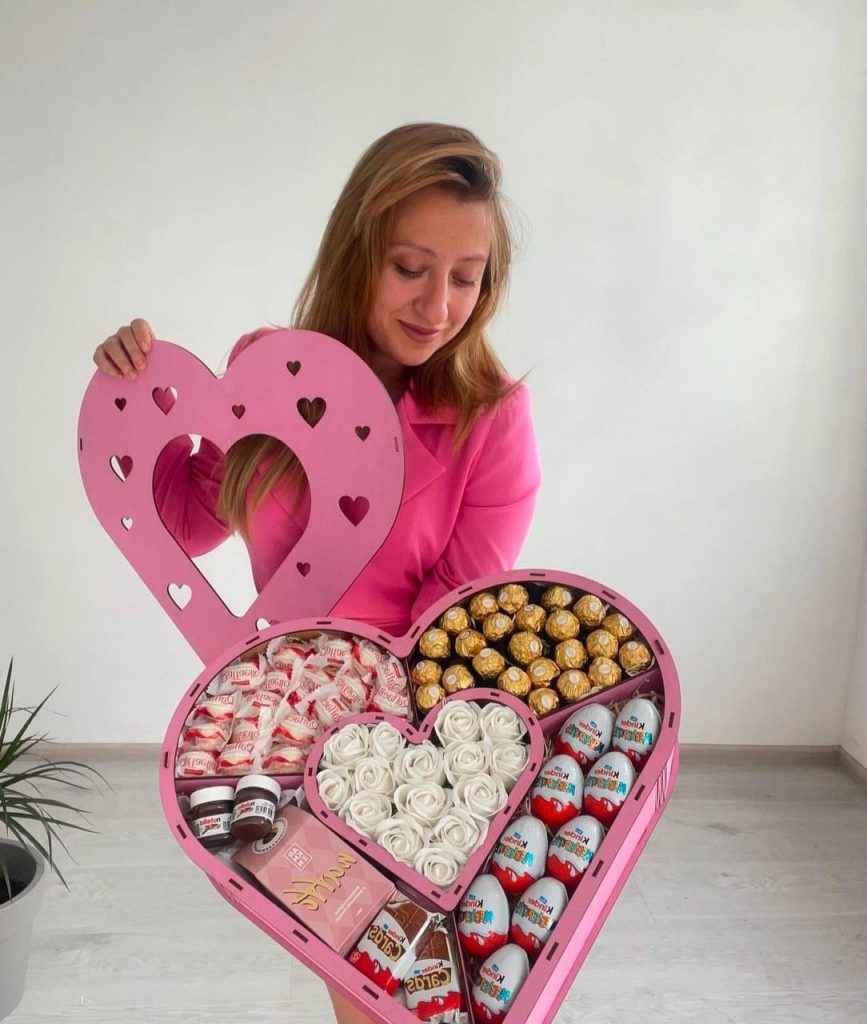 Величезне серце зі смаколиками