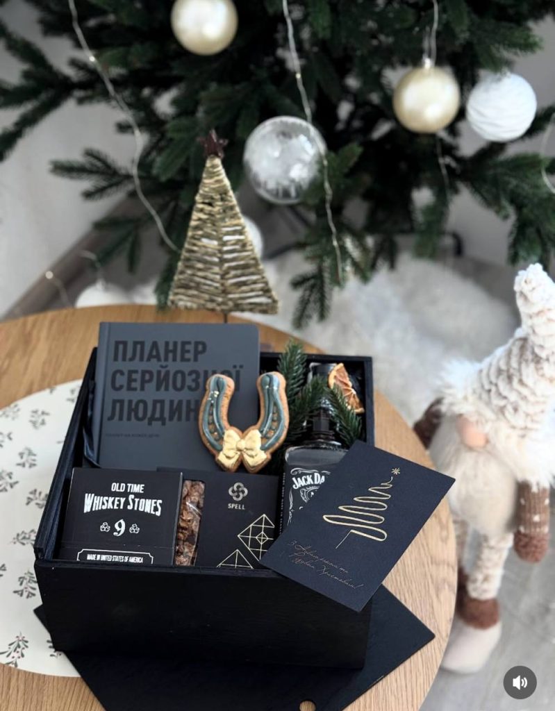 Квадратний бокс з планером
